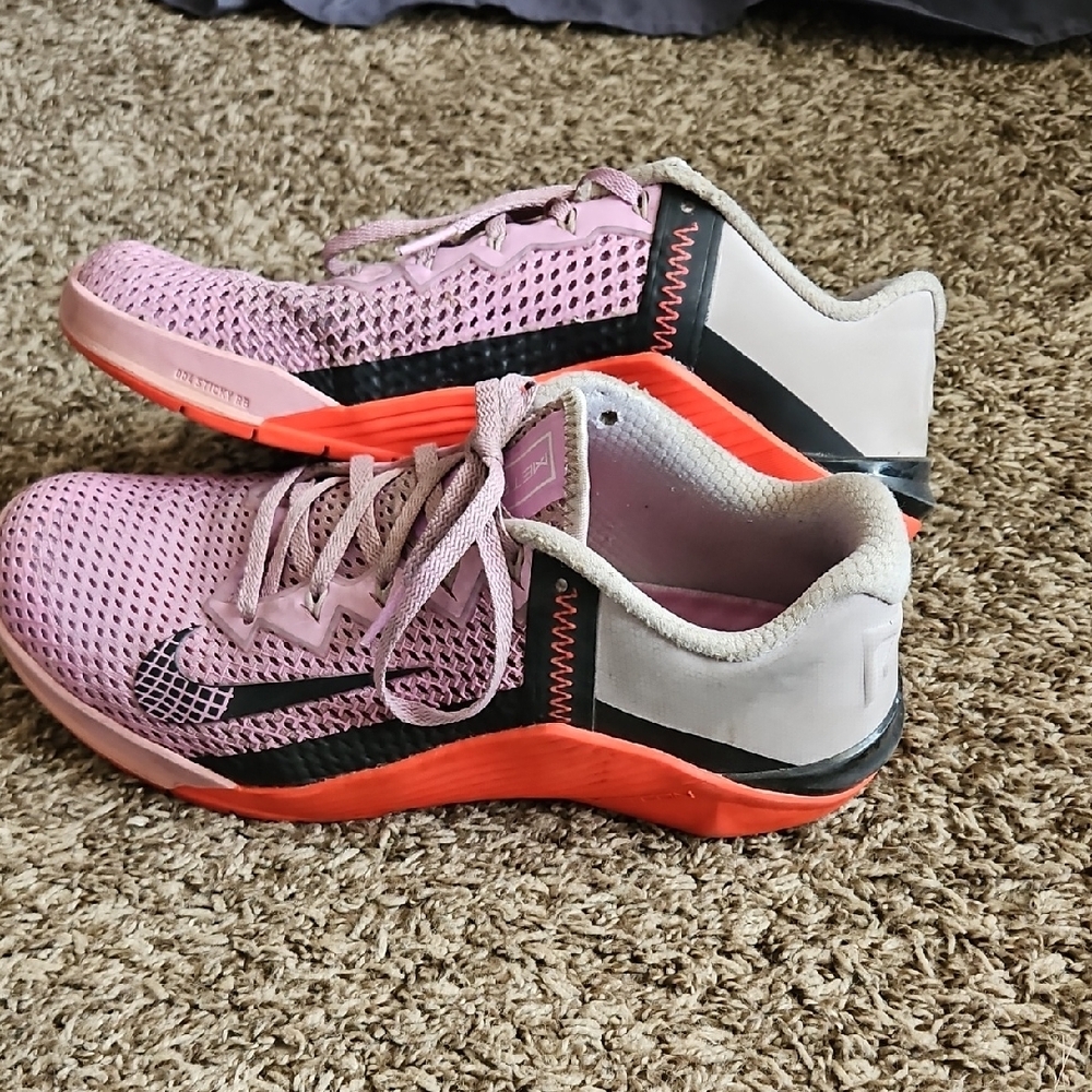 Nike Metcon6 Women's Athletic Shoes - Pink and Black Size 9
